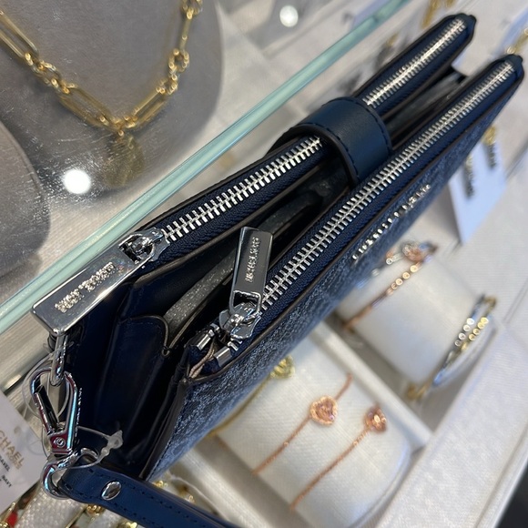 MICHAEL KORS
Jet Set Large Logo Signature Double-Zip Wristlet-Wallet-Phone Case - Picture 13 of 16